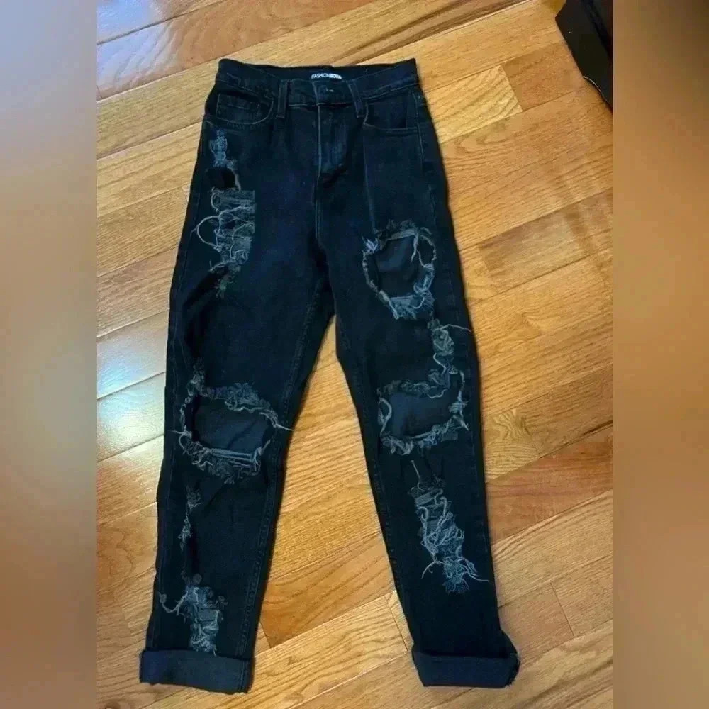 Fashion Nova distressed mom jeans in  US size 1